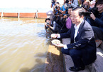 Bộ trưởng Trần Hồng Hà ra hồ Tây cho cá ăn