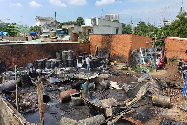 Kho nhớt tái chế ven Sài Gòn cháy tan hoang, lính cứu hỏa bị thương