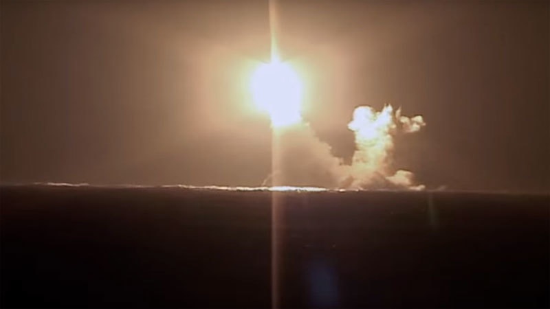 Xem tàu ngầm mới nhất của Nga lần đầu phóng tên lửa từ lòng biển