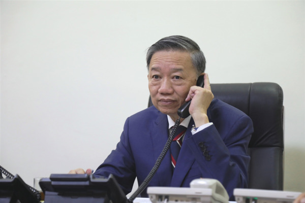 Đại tướng Tô Lâm điện đàm với Bộ trưởng Nội vụ Anh bàn vụ 39 người chết