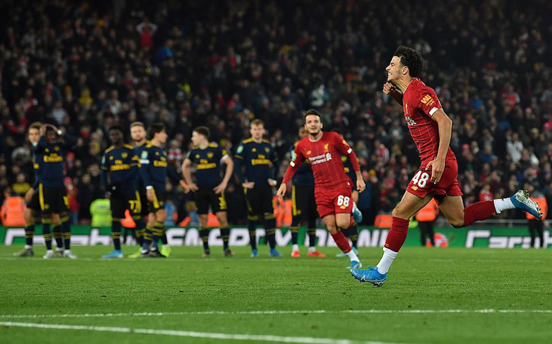 Liverpool thắng nghẹt thở Arsenal sau màn rượt đuổi điên rồ