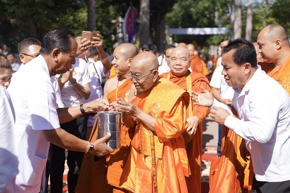 53 nhà sư kết thúc chuyến hành hương 2.400 km đường bộ ở Campuchia