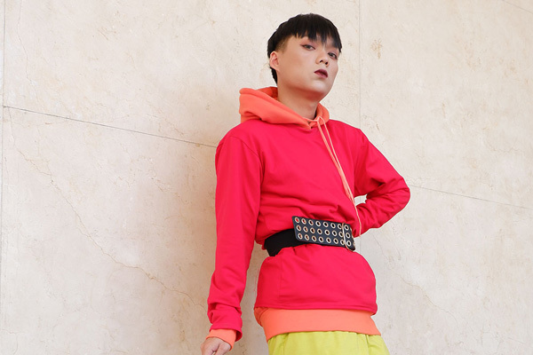 Mèo Thoại mặt trát son phấn, mặc đồ giả gái lòe loẹt, kỳ dị