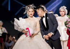 Thiếu gia Phillip Nguyễn tặng hoa, muốn hôn Linh Rin trên sân khấu