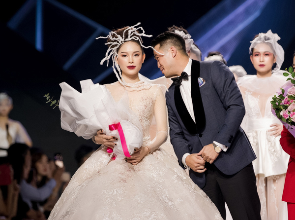 Thiếu gia Phillip Nguyễn tặng hoa, muốn hôn Linh Rin trên sân khấu