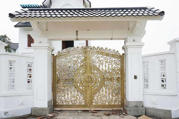 Nhà thêm sang chảnh với cổng nhôm đúc