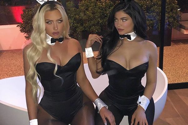 Mỹ nhân khoe ngực đầy khi hóa trang đi chơi Halloween