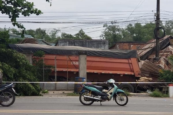 Xe đầu kéo tông sập nhà dân, tài xế kẹt cứng trong cabin kêu cứu