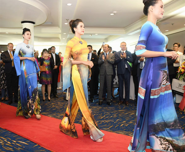 Designer presents ao dai collection inspired by Turkey