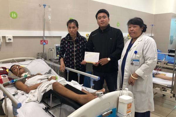 Trao hơn 22 triệu đồng đến em Đào Văn Thông bị tai nạn giao thông