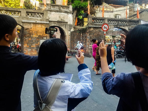 Tour of virtual artworks across city