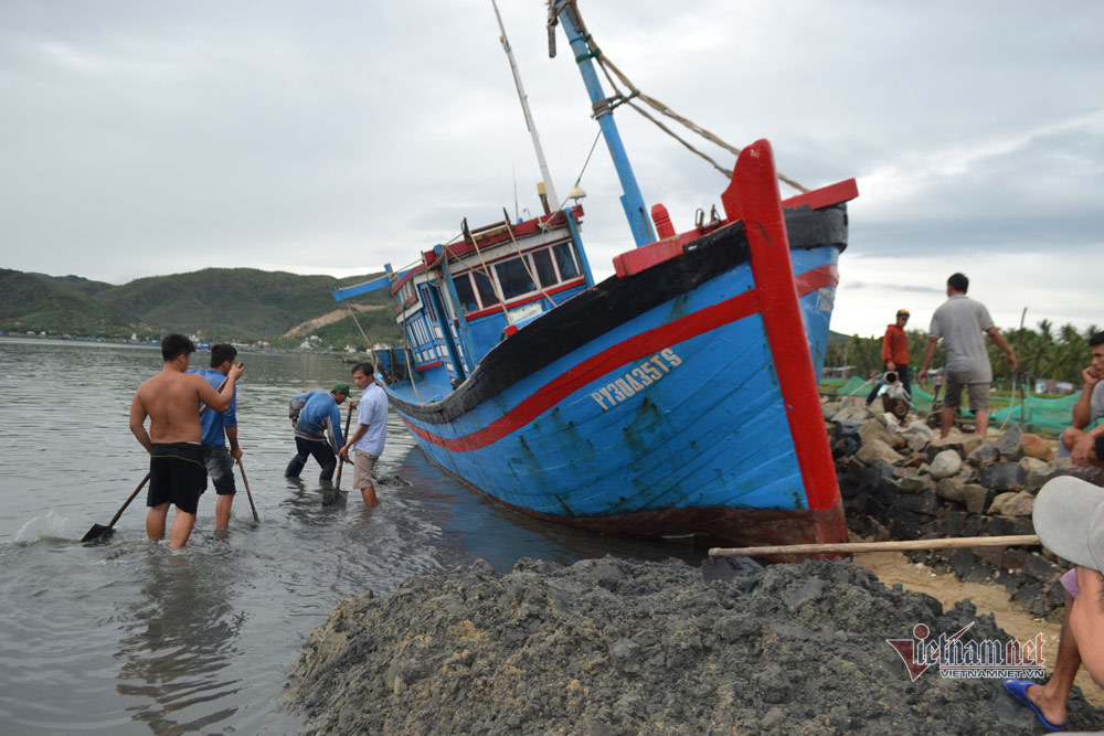 Sóng đánh chìm 32 tàu, nhà cửa hoang tàn sau bão số 5