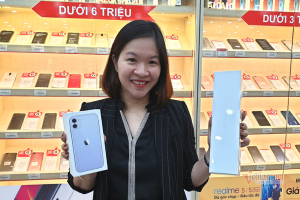 iPhone 11 chính hãng mở bán giá 21 triệu đồng, người mua thưa thớt