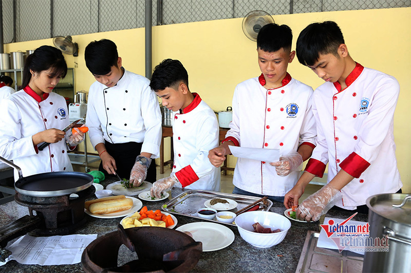 Đào tạo nghề nấu ăn miễn phí cho bạn trẻ và người lao động nghèo