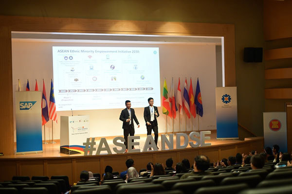 VN team wins ASEAN Data Science Explorers 2019