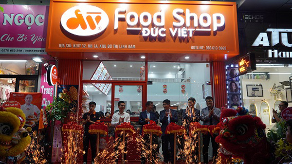 Xếp hàng dài thưởng thức món ngon vị Hàn ở Đức Việt Food shop