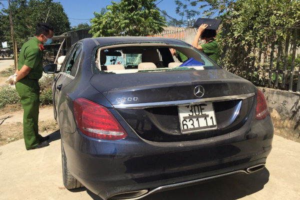 Xe Mercedes biển Hà Nội bị đập phá bỏ lại ven đường ở Yên Bái