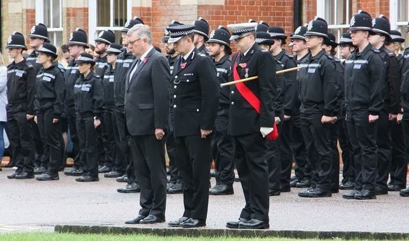 Nghe VietNamNet: Cảnh sát Anh mặc niệm 39 nạn nhân, kêu gọi nghi phạm ra đầu thú