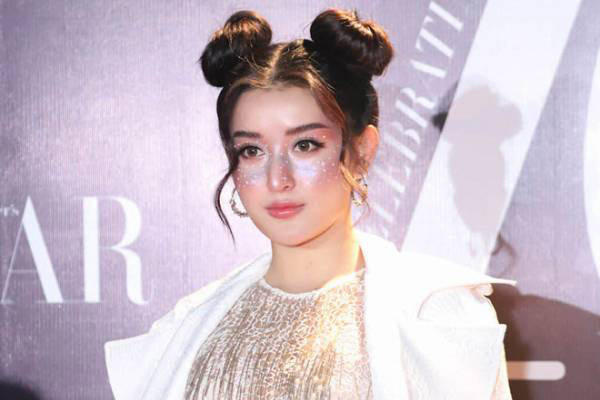 Huyền My, Phương Nga khoe dáng trên thảm đỏ thời trang