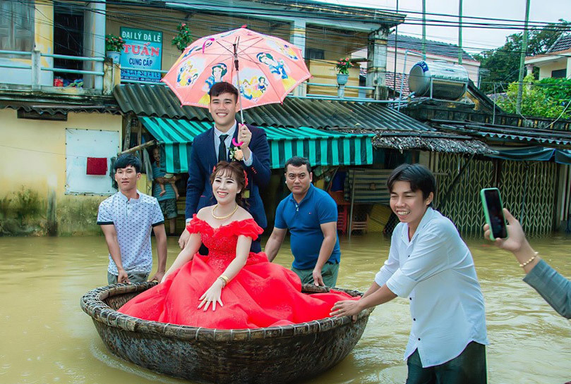Cưới ngày mưa bão, chú rể Quảng Ngãi đón dâu bằng thuyền thúng