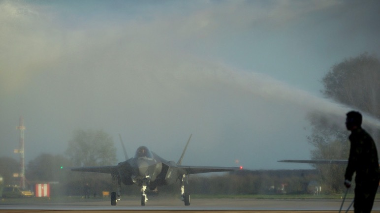 Hà Lan phun bọt chống cháy ăn mòn lên F-35A mới tậu