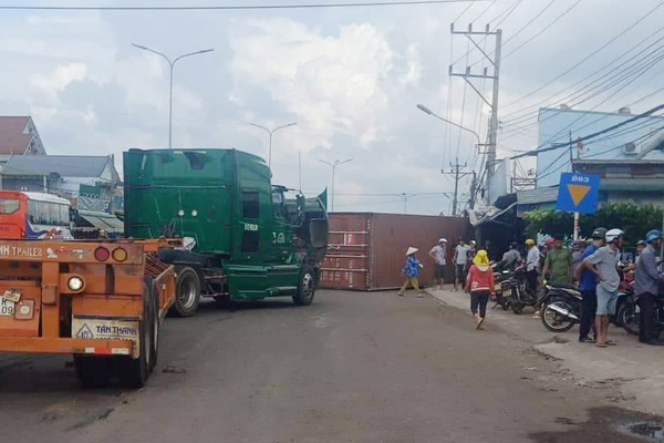 Thùng xe container rơi, đè chết người đi xe máy ở Bình Phước