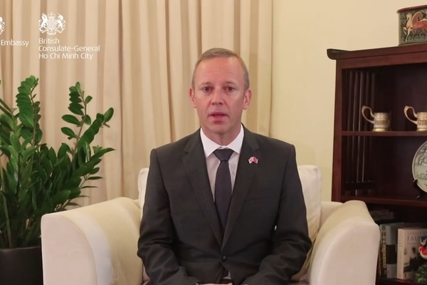 Nghe VietNamNet: Đại sứ Anh: Không thể tưởng tượng cảm giác mất người thân ở xa quê hương như vậy