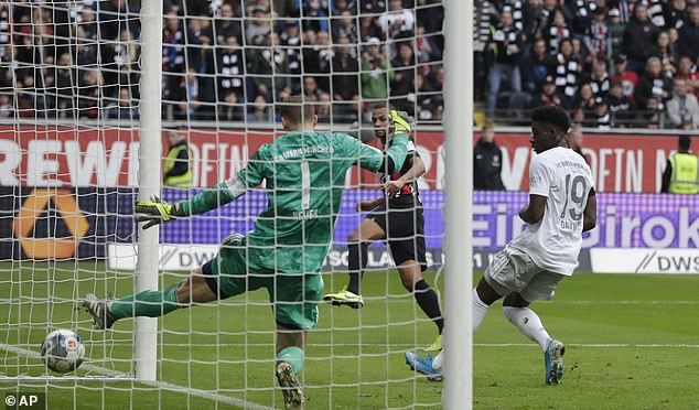 Bayern Munich thua sốc trước Frankfurt