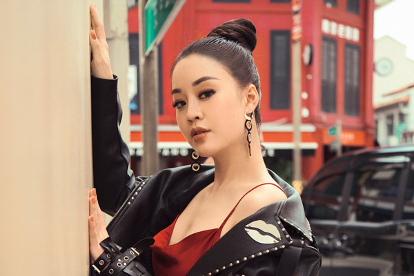 Hoàng Hải Thu cực chất trên con phố nổi tiếng ở Singapore