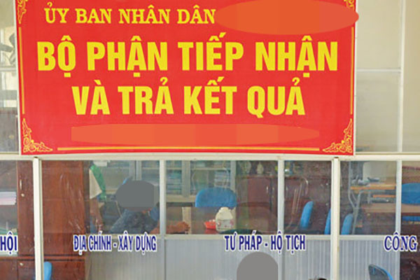 Cán bộ 'hành', dân đi lại 5 lần mới làm được giấy khai sinh