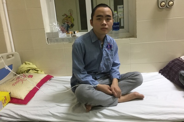 Nam sinh từ bỏ giấc mơ đại học chống chọi với ung thư