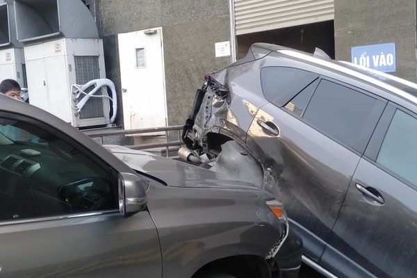 Lexus tông hàng loạt ô tô ở Hà Nội, CX5 biến dạng phần đuôi