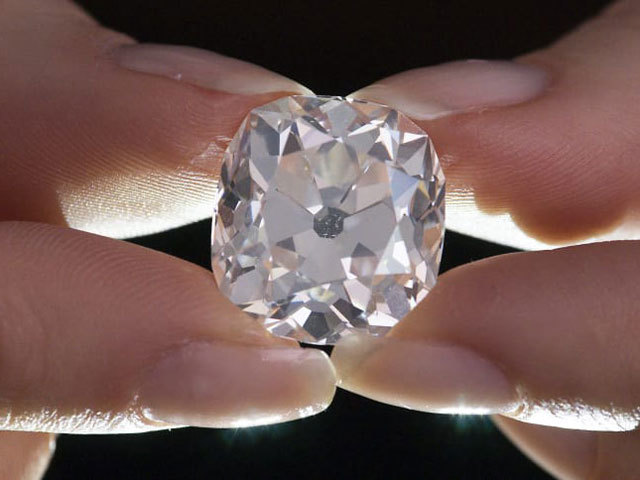 Mua nhẫn cũ 300.000 đồng ở chợ trời, 40 năm sau mới biết kim cương vài chục tỷ