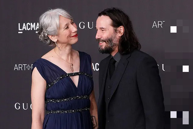 Keanu Reeves công khai bạn gái ở tuổi 55