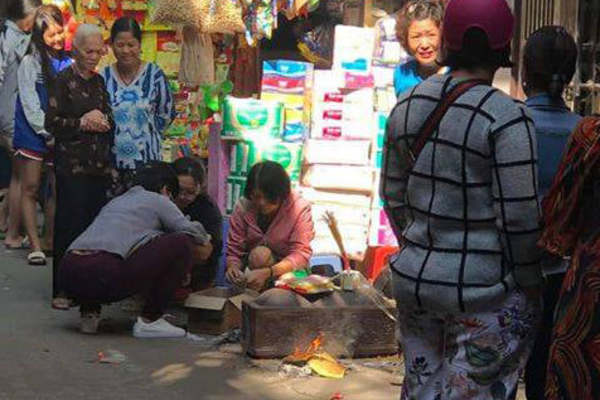 Phát hiện thi thể bé mới sinh trong thùng rác ở Hà Nội