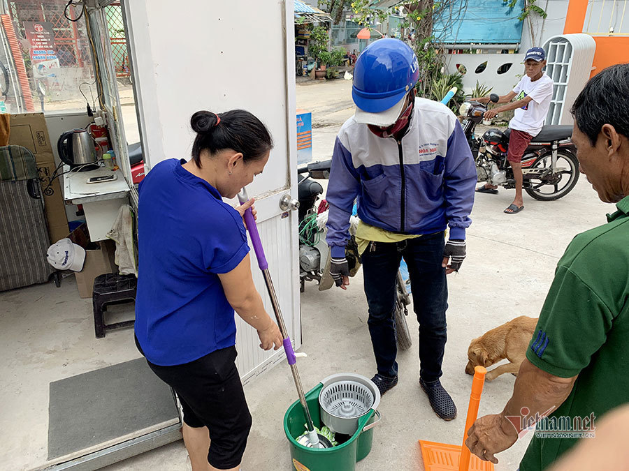 Cư dân chung cư Khang Gia Chánh Hưng hiện phải góp tiền để thuê bảo vệ, mua thiết bị vệ sinh