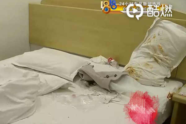 Hai cô gái trốn khỏi khách sạn lúc mờ sáng, quản lý chết lặng khi mở cửa