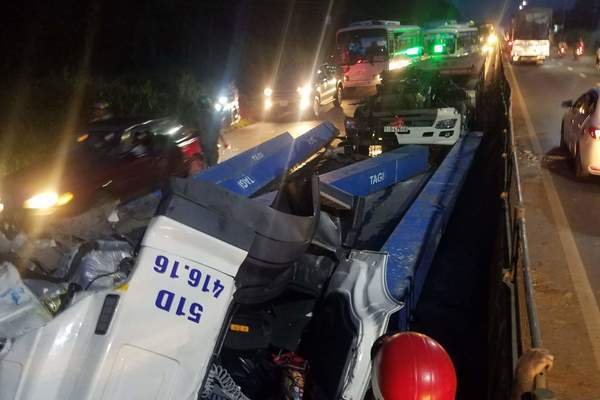 Thanh sắt nặng hàng tấn 'thổi bay' cabin xe đầu kéo, tài xế nguy kịch