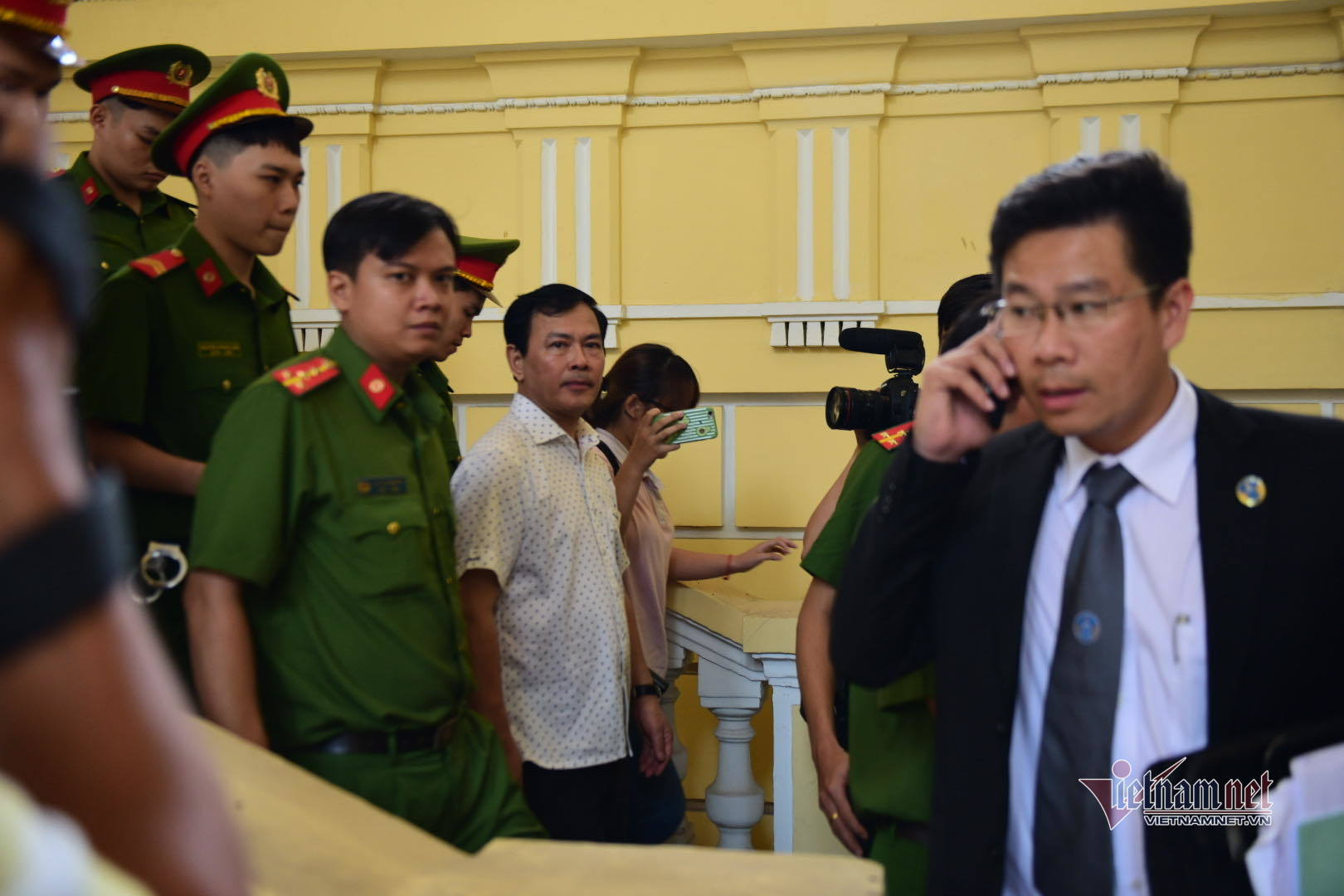 Bị y án 18 tháng tù, Nguyễn Hữu Linh mất bình tĩnh