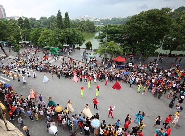 26 embassies hold cultural events in Hoan Kiem pedestrian zone in 3 years