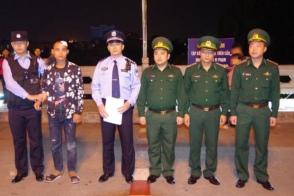 Thanh niên Trung Quốc trôi trên sông Bắc Luân, đầu nhiều vết máu