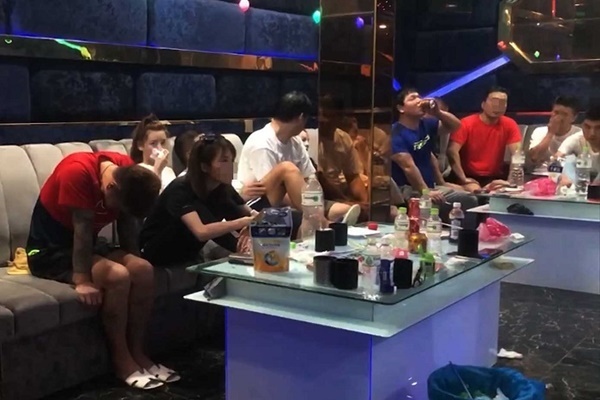 Hàng loạt người nước ngoài cùng kiều nữ phê ma túy trong quán karaoke