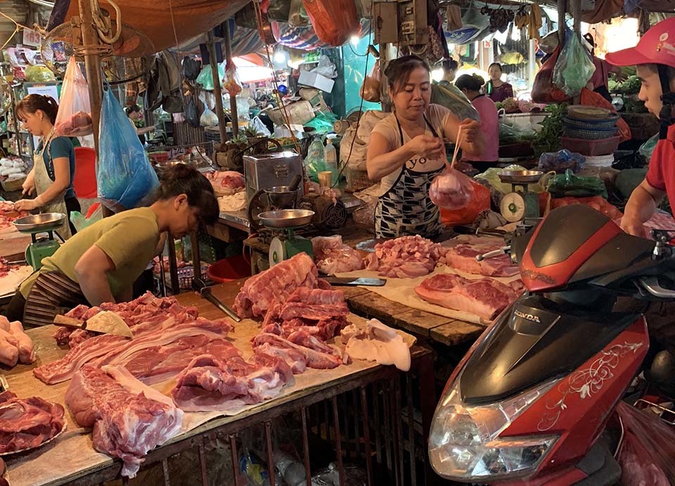 Giá tăng chưa từng có, Tết này lợn đông đá gói bánh chưng