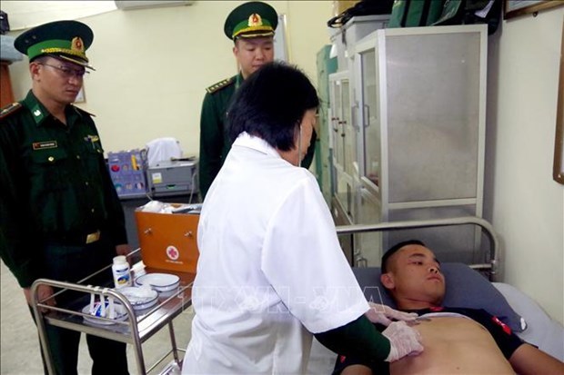 Quang Ninh: border force saves a Chinese national in river