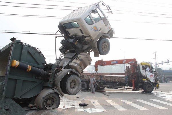 Xe ben chổng lên trời sau cú tông với xe tải ở Bình Dương