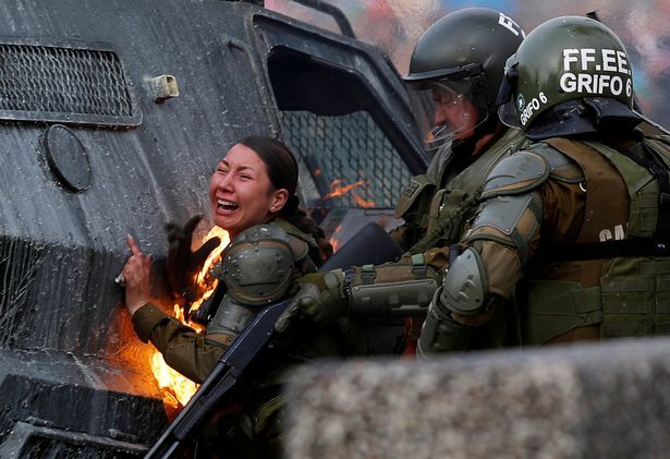 Nữ đặc nhiệm Chile bị ném bom xăng, gào thét đau đớn