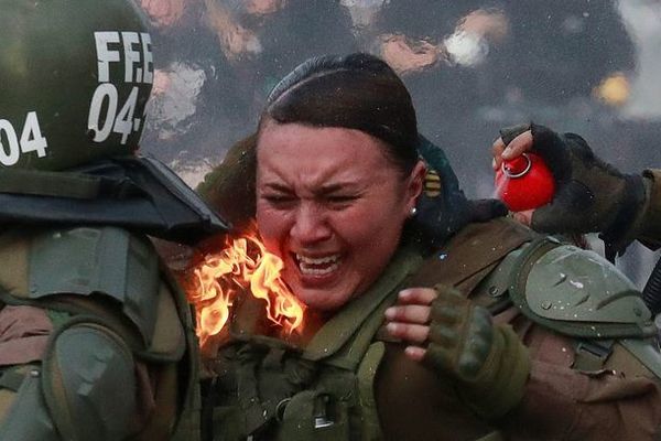 Nữ đặc nhiệm Chile bị ném bom xăng, gào thét đau đớn