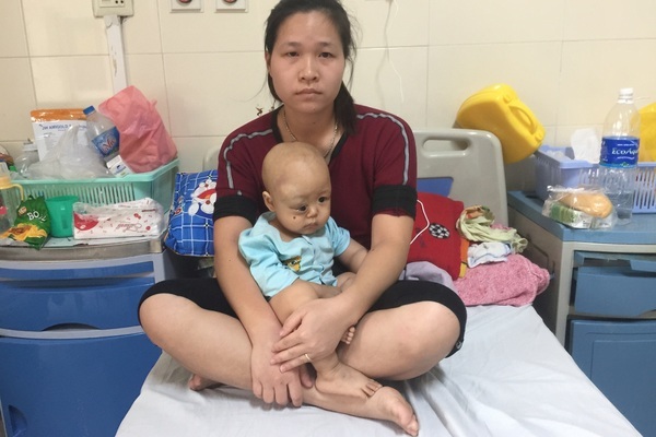 Bố mẹ nghèo khóc nghẹn xin cứu con trai 3 tháng tuổi nguy kịch vì ung thư