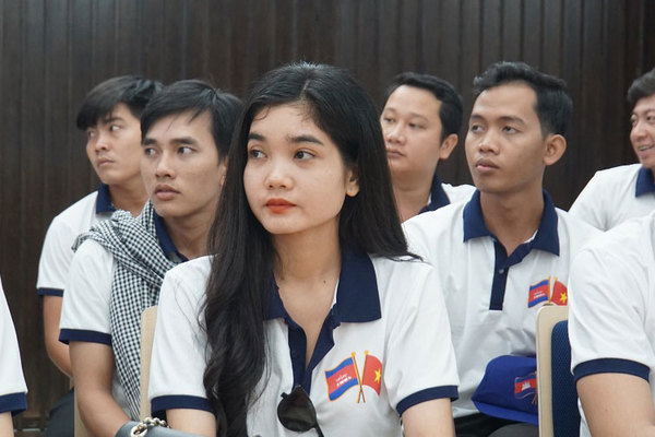 Nhà báo trẻ Campuchia quan tâm Việt Nam xử lý tin ‘độc’ trên mạng xã hội