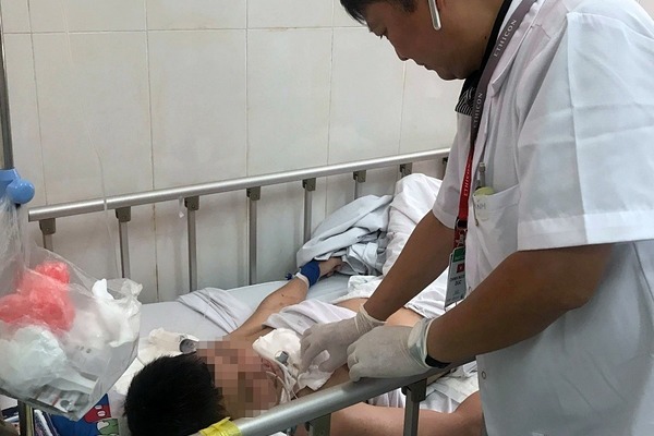 Điều dưỡng đang mang thai bị bệnh nhân giật tóc, lên gối hành hung